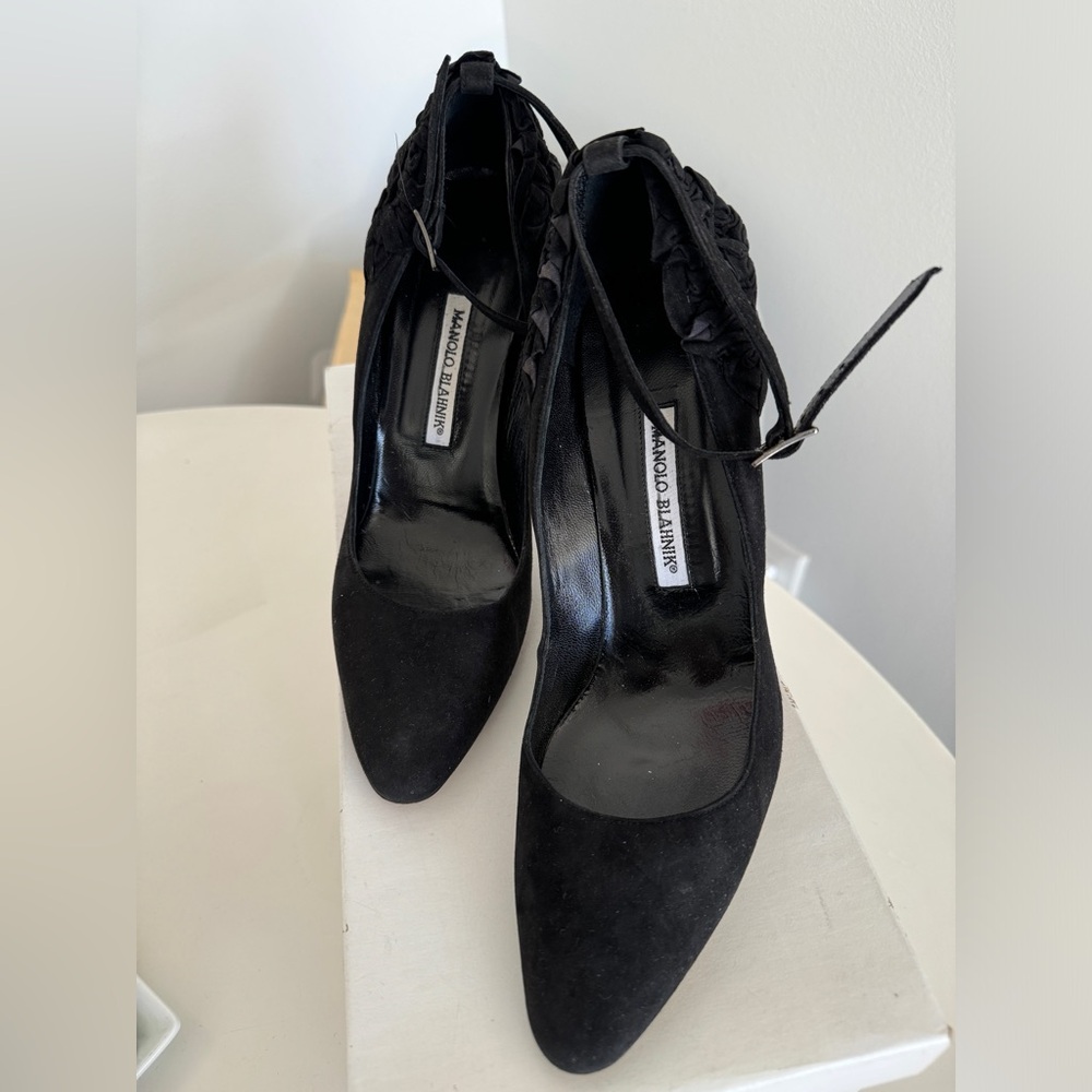 Manolo Blahnik, size 39, black suede pump